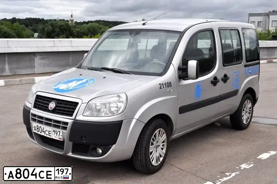 Фото автомобиля FIAT DOBLO, 2011 — госномер А804СЕ197. Цвет: СЕРЫЙ