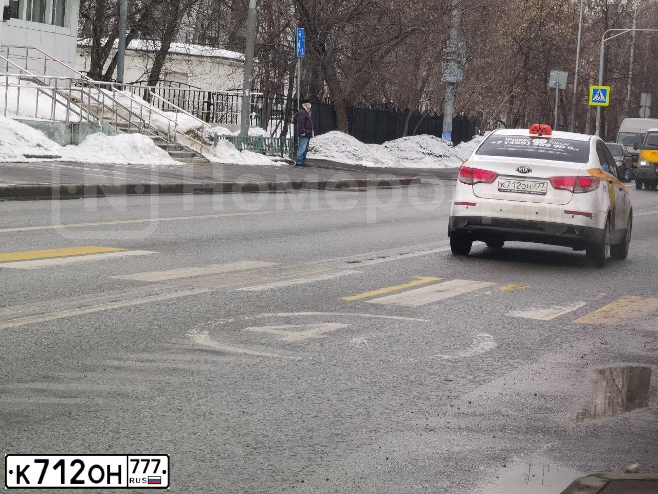 Фото автомобиля KIA RIO, 2015 — госномер К712ОН777. Цвет: Серый