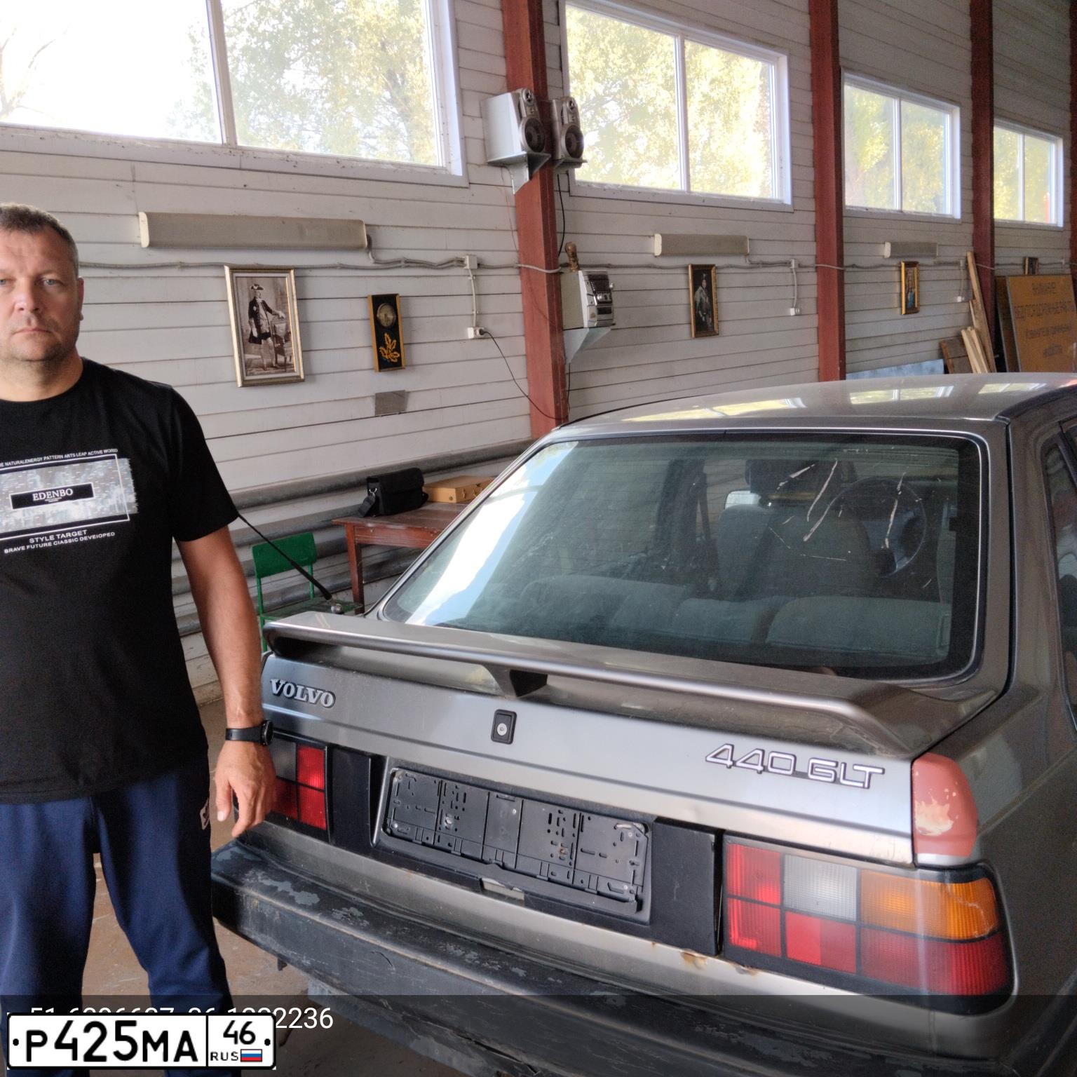 Фото автомобиля VOLVO 440, 1990 — госномер О222УУ46. Цвет: СЕРЫЙ