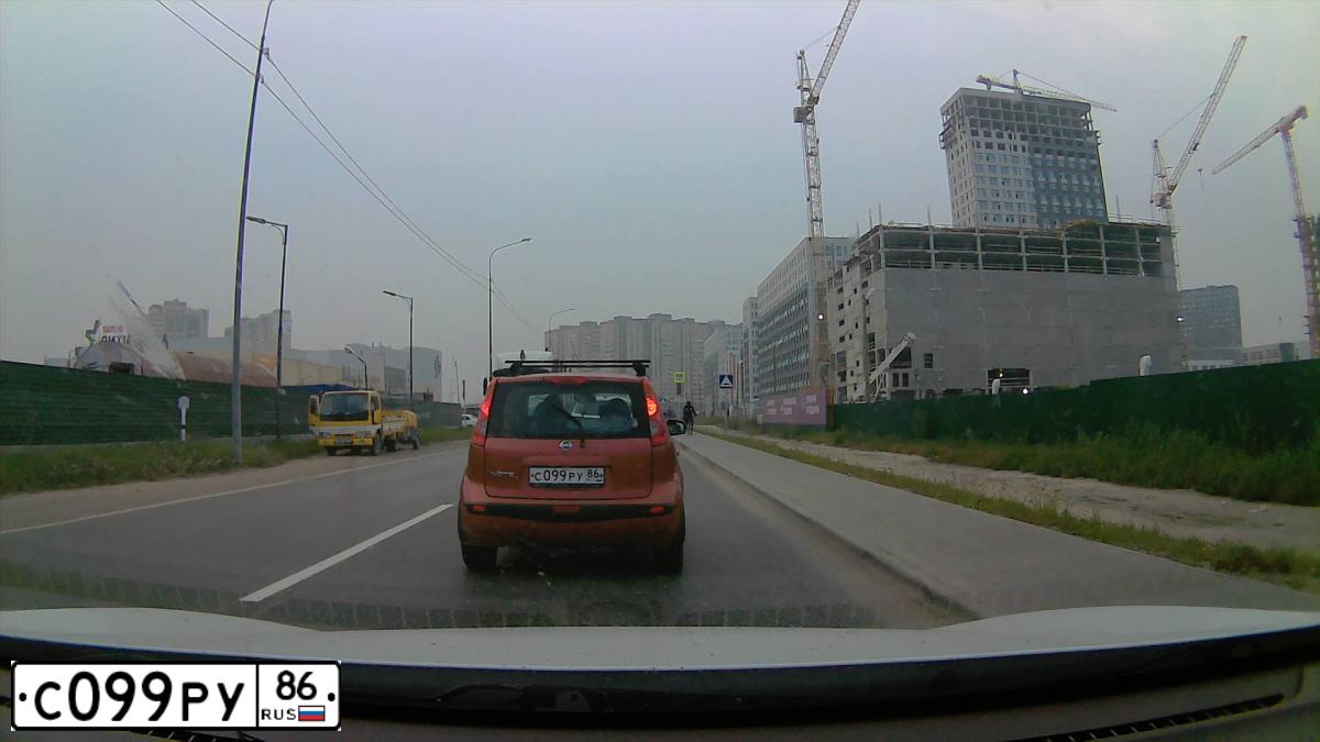 Фото автомобиля NISSAN NOTE, 2007 — госномер С099РУ86. Цвет: КРАСНЫЙ