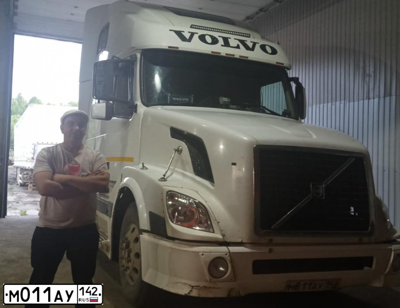 Фото автомобиля VOLVO O SERIE VNL 6X4, 2004 — госномер М011АУ142. Цвет: Белый