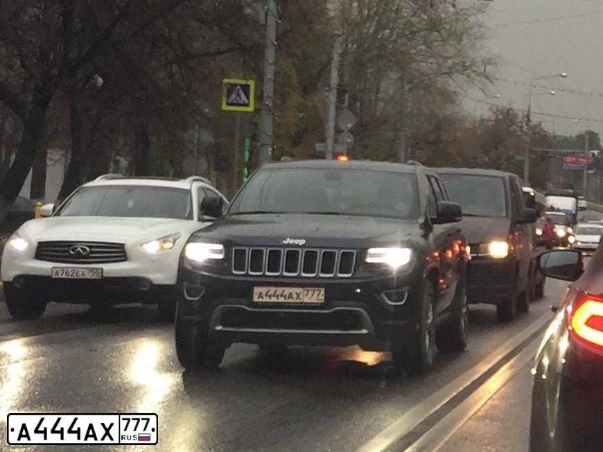 Фото автомобиля JEEP GRAND CHEROKEE, 2013 — госномер А444АХ777. Цвет: СЕРЫЙ ТЕМНЫЙ
