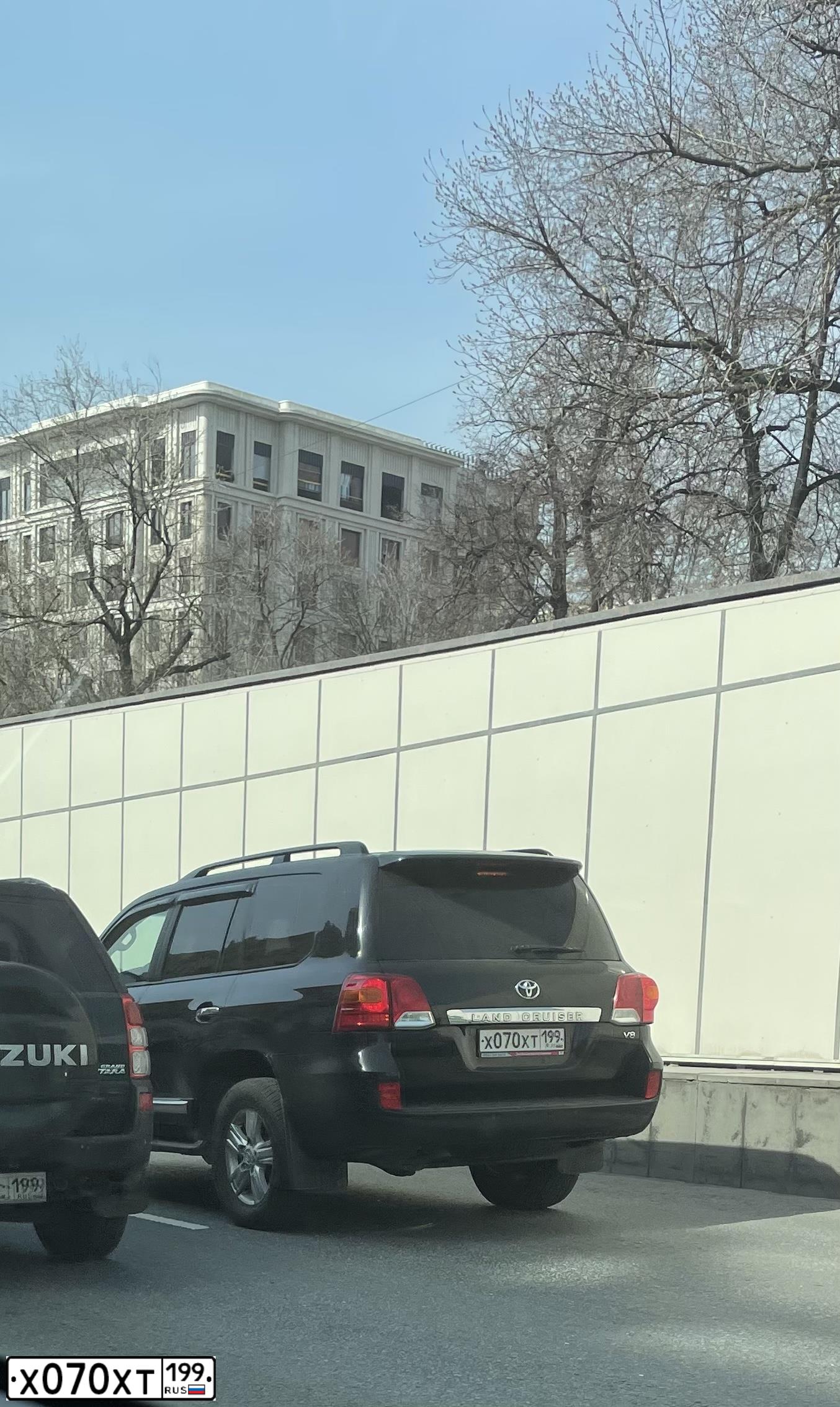 Фото автомобиля TOYOTA LANDCRUISER 200, 2012 — госномер Х070ХТ199. Цвет: ЧЕРНЫЙ