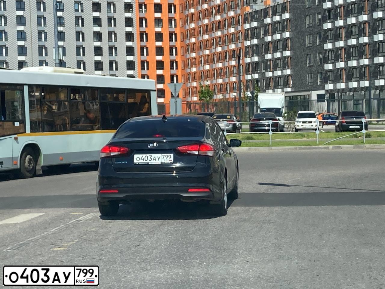 Фото автомобиля KIA CERATO, 2017 — госномер О403АУ799. Цвет: ЧЕРНЫЙ
