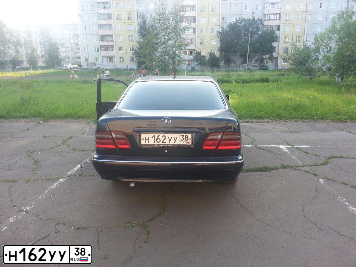 Фото автомобиля MERCEDES E-KLASSE, 2000 — госномер А798КЕ138. Цвет: ТЕМНО-СИНИЙ