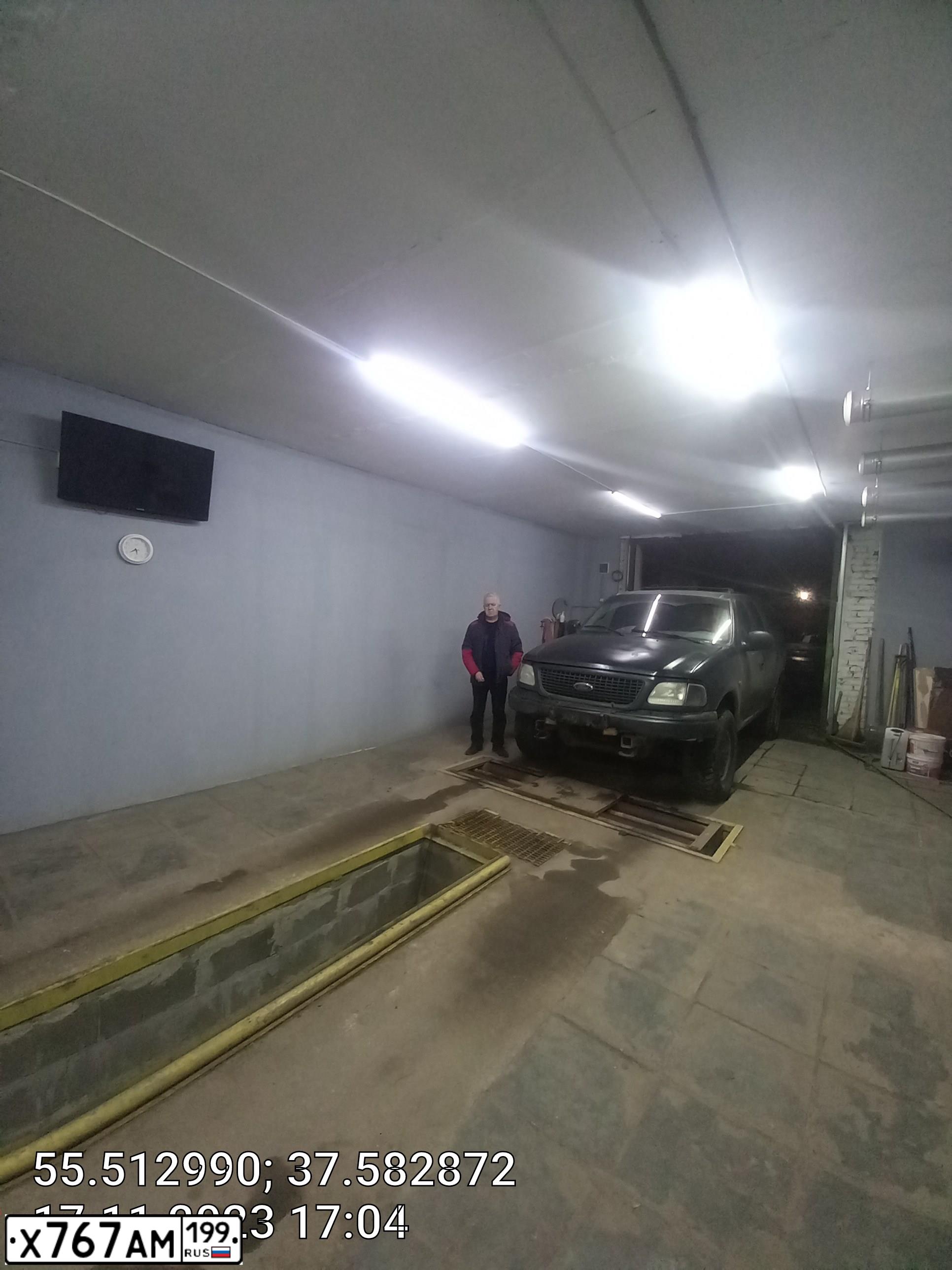 Фото автомобиля MITSUBISHI PAJERO, 2002 — госномер Х767АМ199. Цвет: ЧЕРНЫЙ