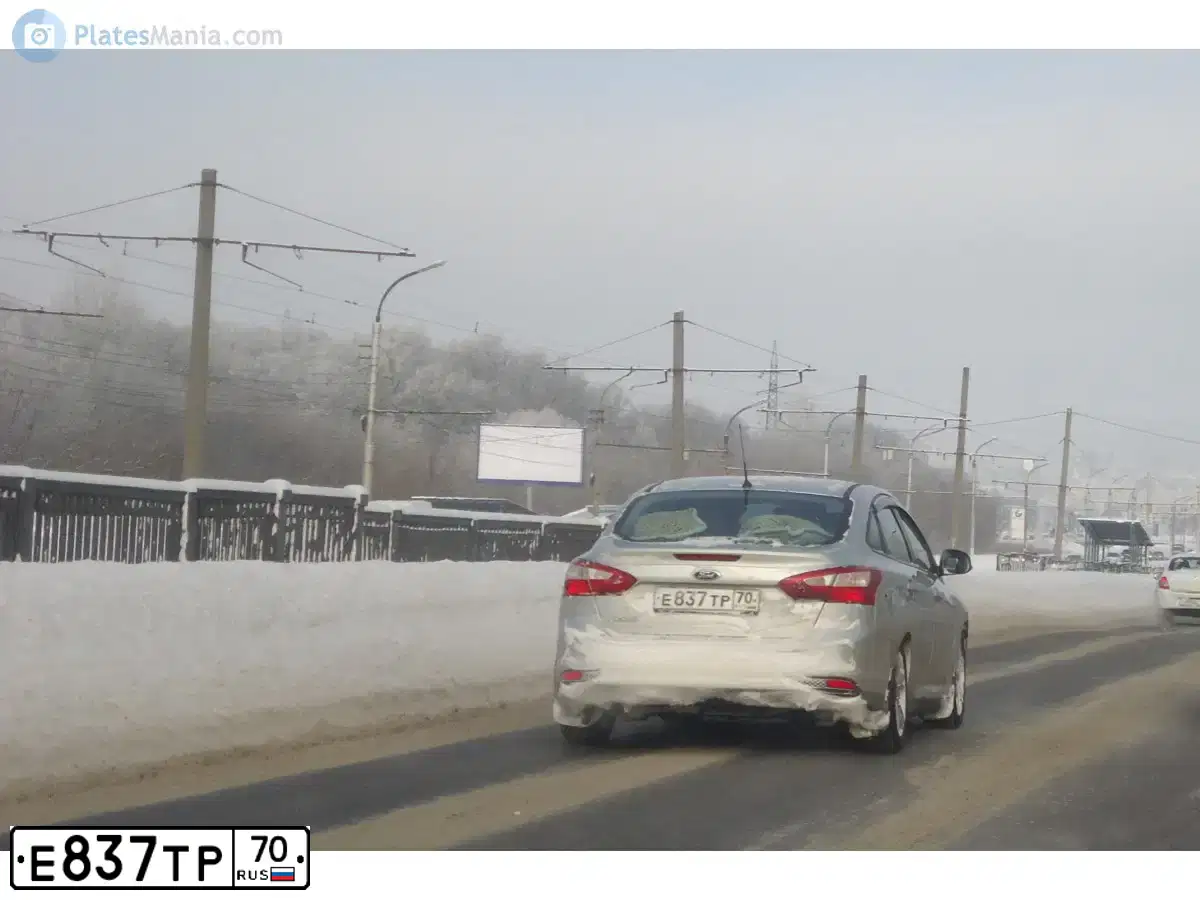 Фото автомобиля FORD FOCUS, 2013 — госномер Е837ТР70. Цвет: СЕРЕБРИСТЫЙ