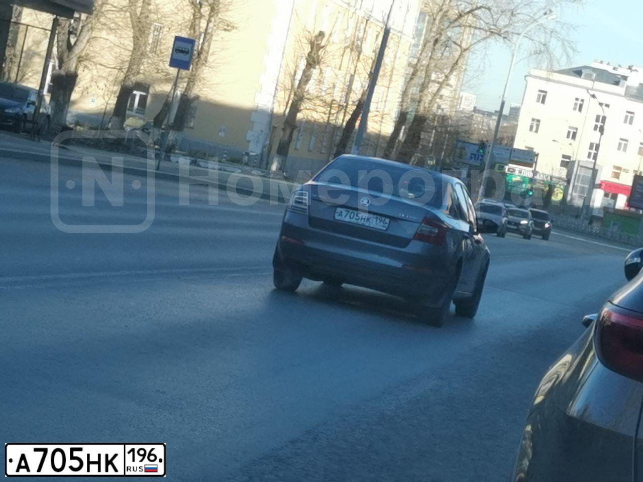 Фото автомобиля SKODA OCTAVIA, 2013 — госномер А705НК196. Цвет: ТЕМНО-СЕРЫЙ