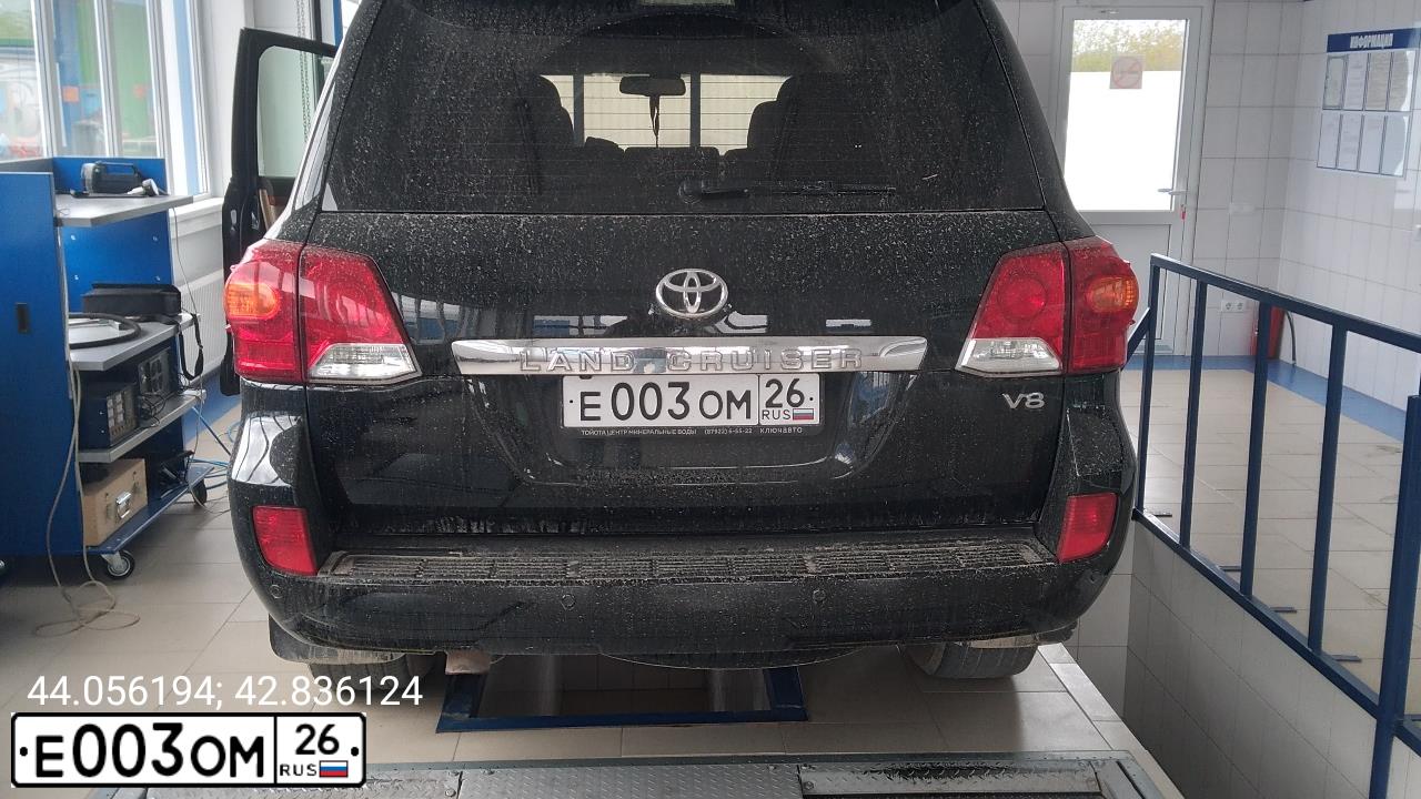 Фото автомобиля TOYOTA LANDCRUISER 200, 2012 — госномер Е003ОМ26. Цвет: ЧЕРНЫЙ