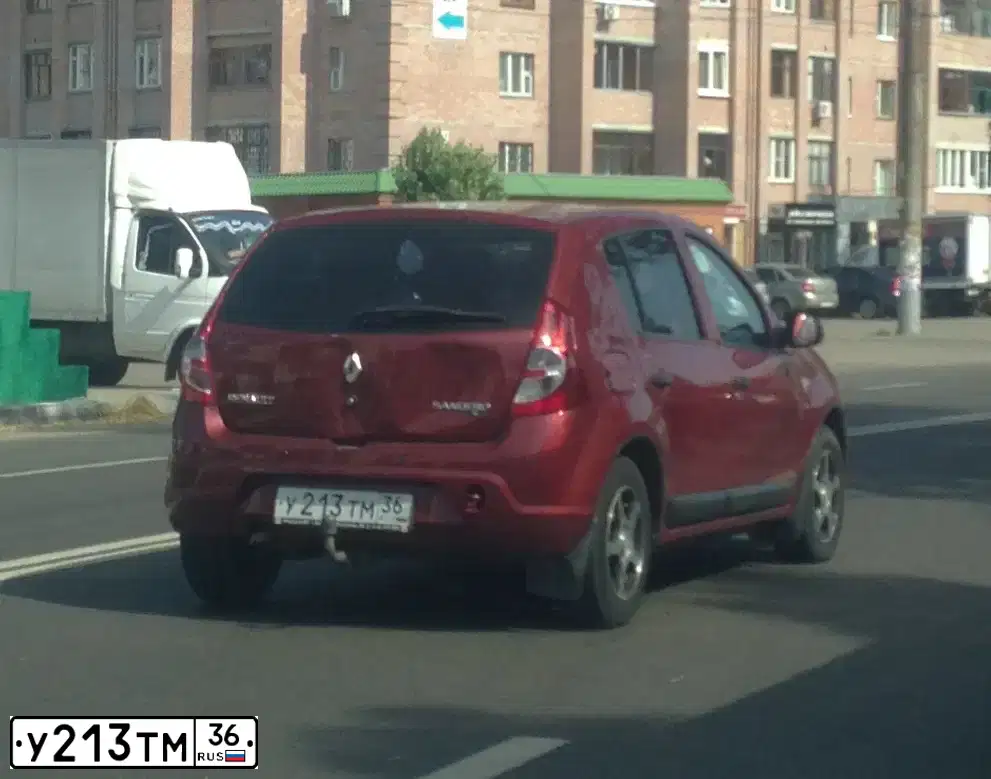 Фото автомобиля RENAULT SANDERO, 2010 — госномер У213ТМ36. Цвет: КРАСНЫЙ