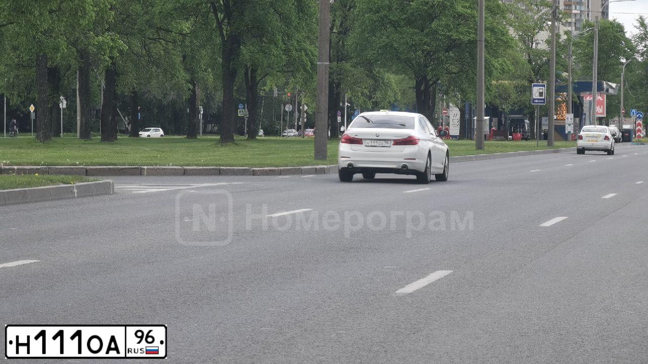 Фото автомобиля TOYOTA LANDCRUISER, 2001 — госномер К565МО34. Цвет: СЕРЫЙ