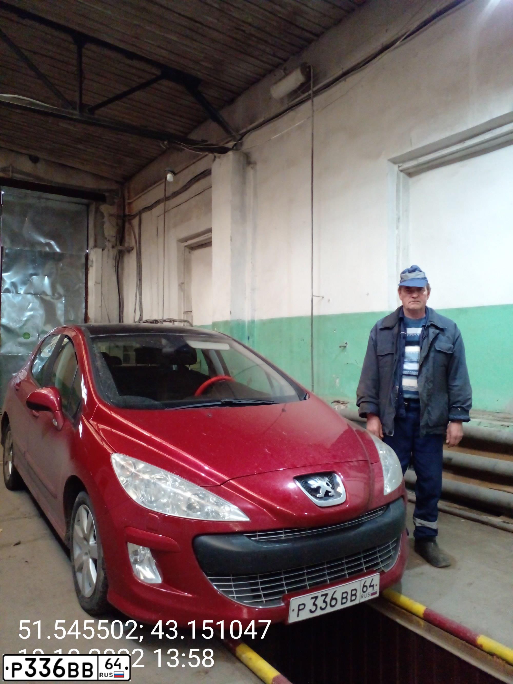 Фото автомобиля PEUGEOT 308, 2008 — госномер Р336ВВ64. Цвет: Красный