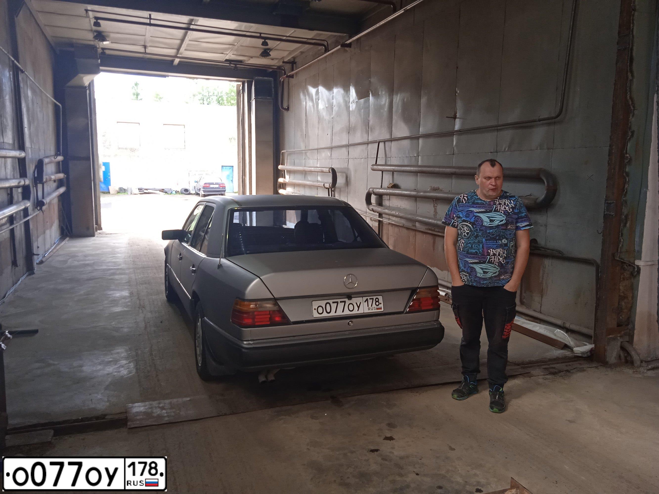 Фото автомобиля MERCEDES E-KLASSE, 1988 — госномер О077ОУ178. Цвет: Серый