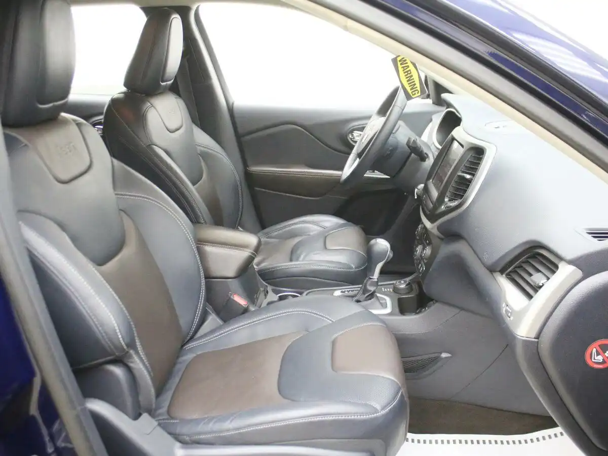 Фото автомобиля JEEP CHEROKEE, 2014 — госномер В830НН790. Цвет: ТЕМНО-СИНИЙ