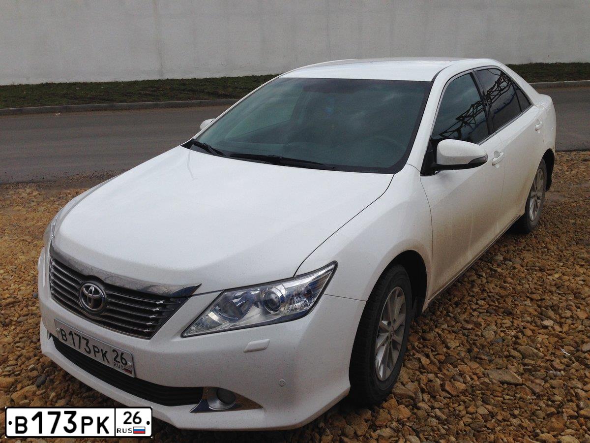 Фото автомобиля TOYOTA CAMRY, 2013 — госномер В175ВК126. Цвет: БЕЛЫЙ