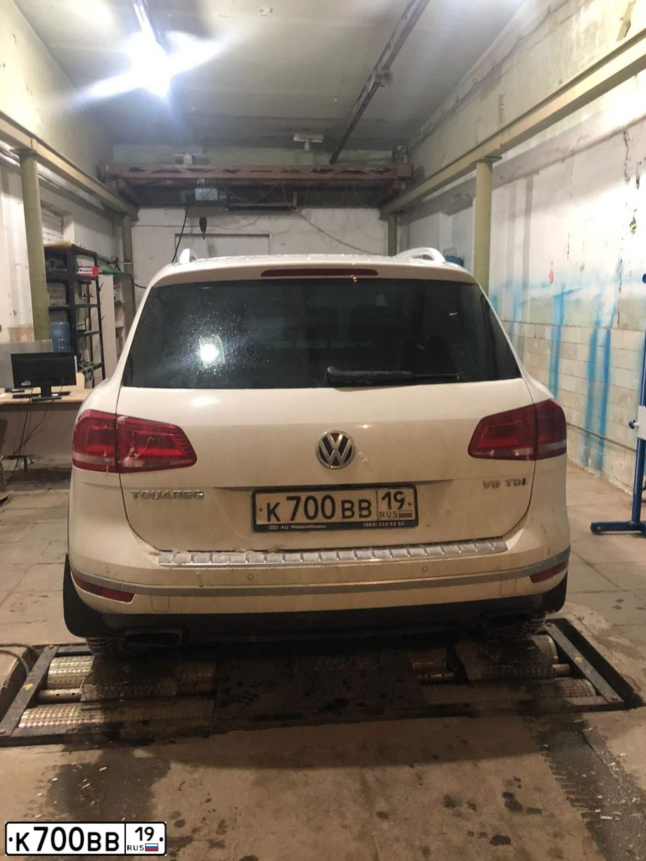 Фото автомобиля VOLKSWAGEN TOUAREG, 2015 — госномер К349УС186. Цвет: Белый