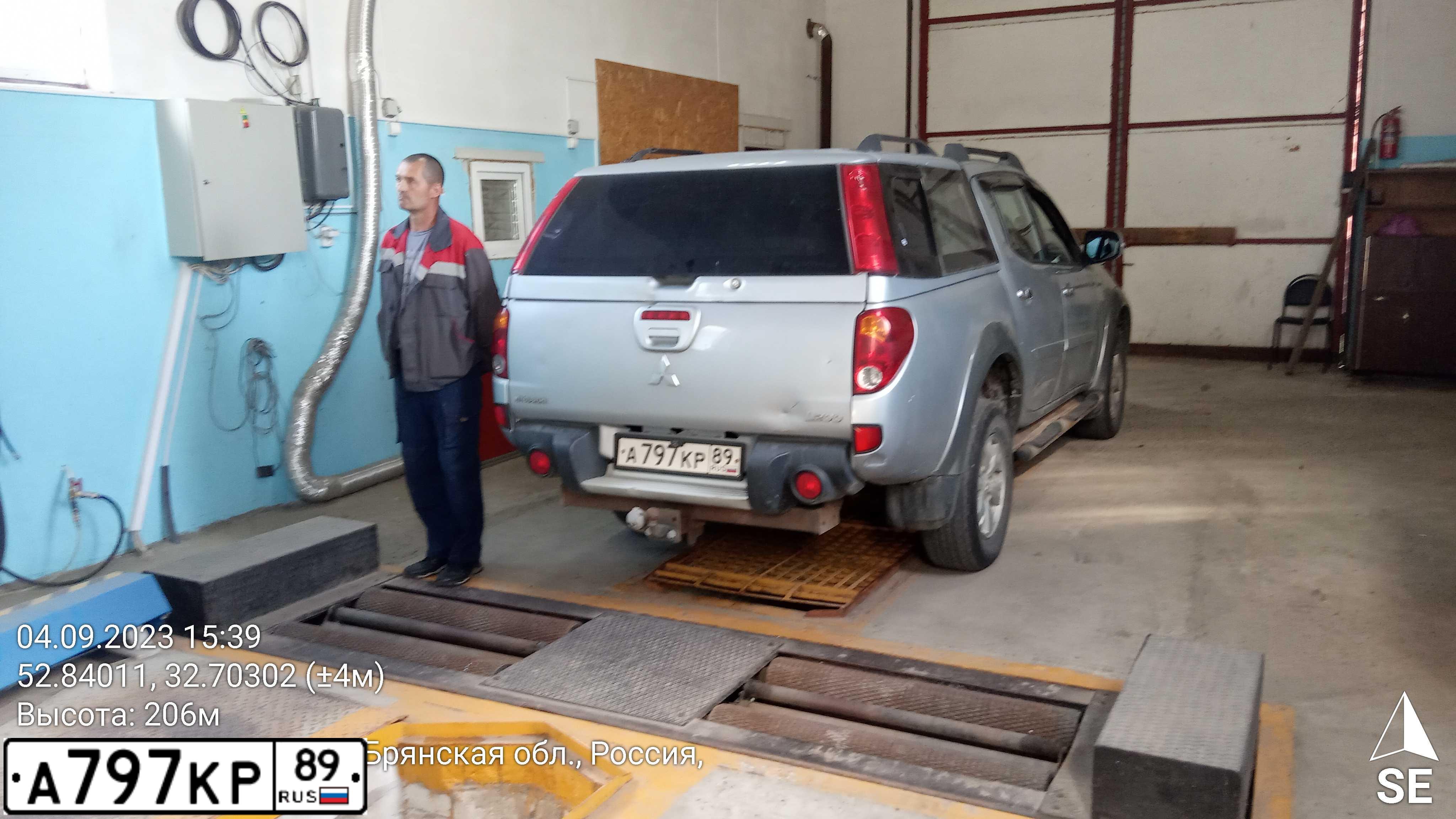 Фото автомобиля LADA 2114 SAMARA, 2004 — госномер А240ХВ89. Цвет: МОЛОЧНО-БЕЛЫЙ СЕРЕБРИСТЫЙ