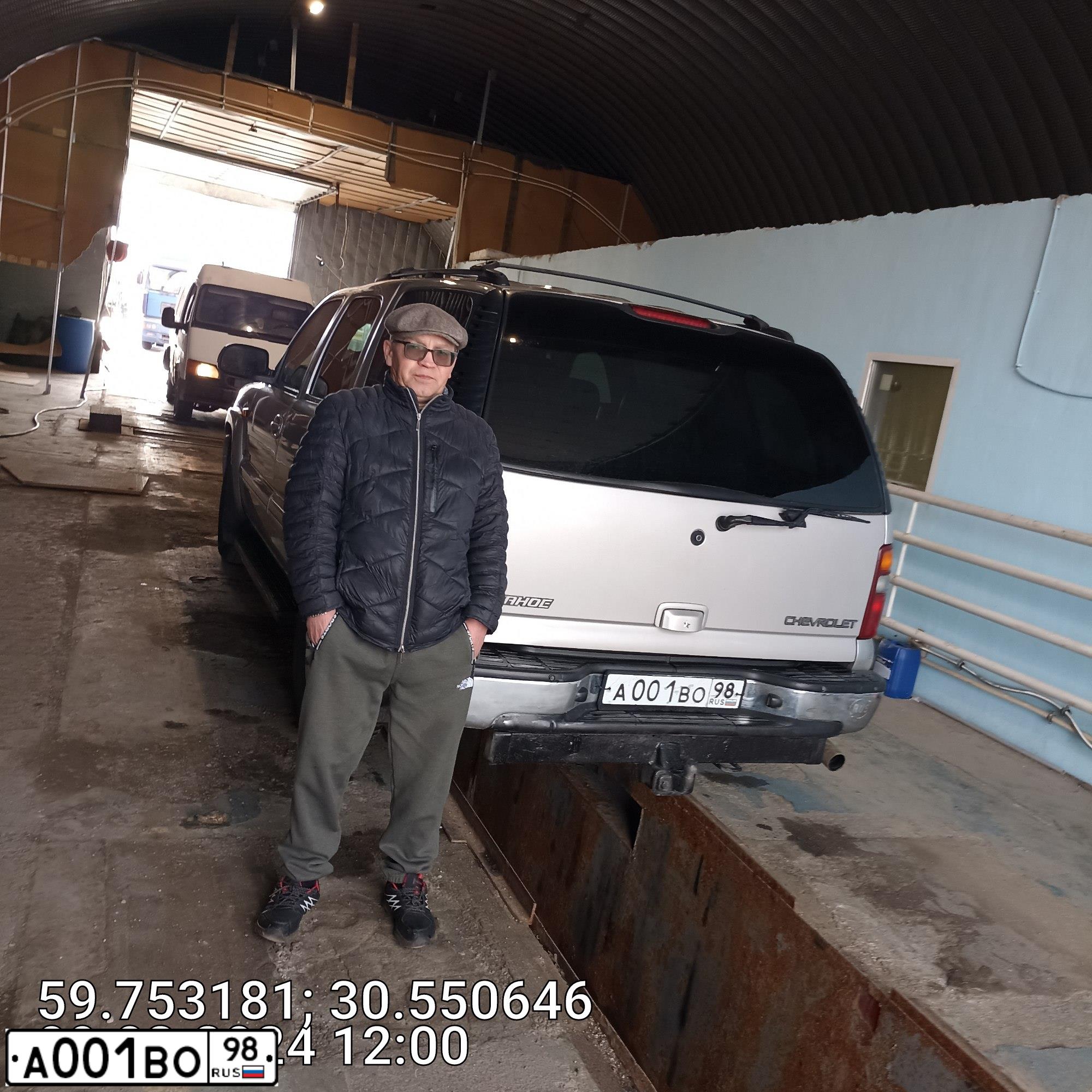 Фото автомобиля CHEVROLET TAHOE, 2003 — госномер А001ВО98. Цвет: Серебристый