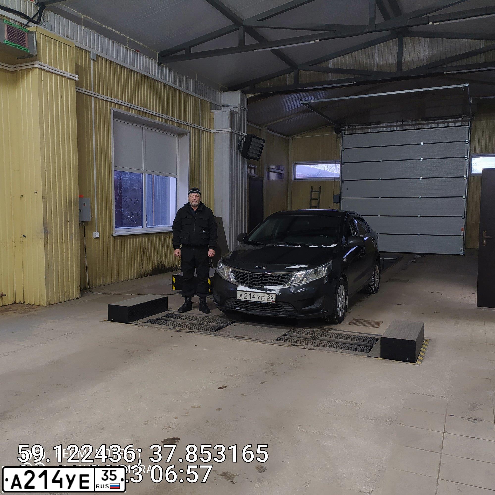 Фото автомобиля KIA RIO, 2012 — госномер А214УЕ35. Цвет: ЧЕРНЫЙ
