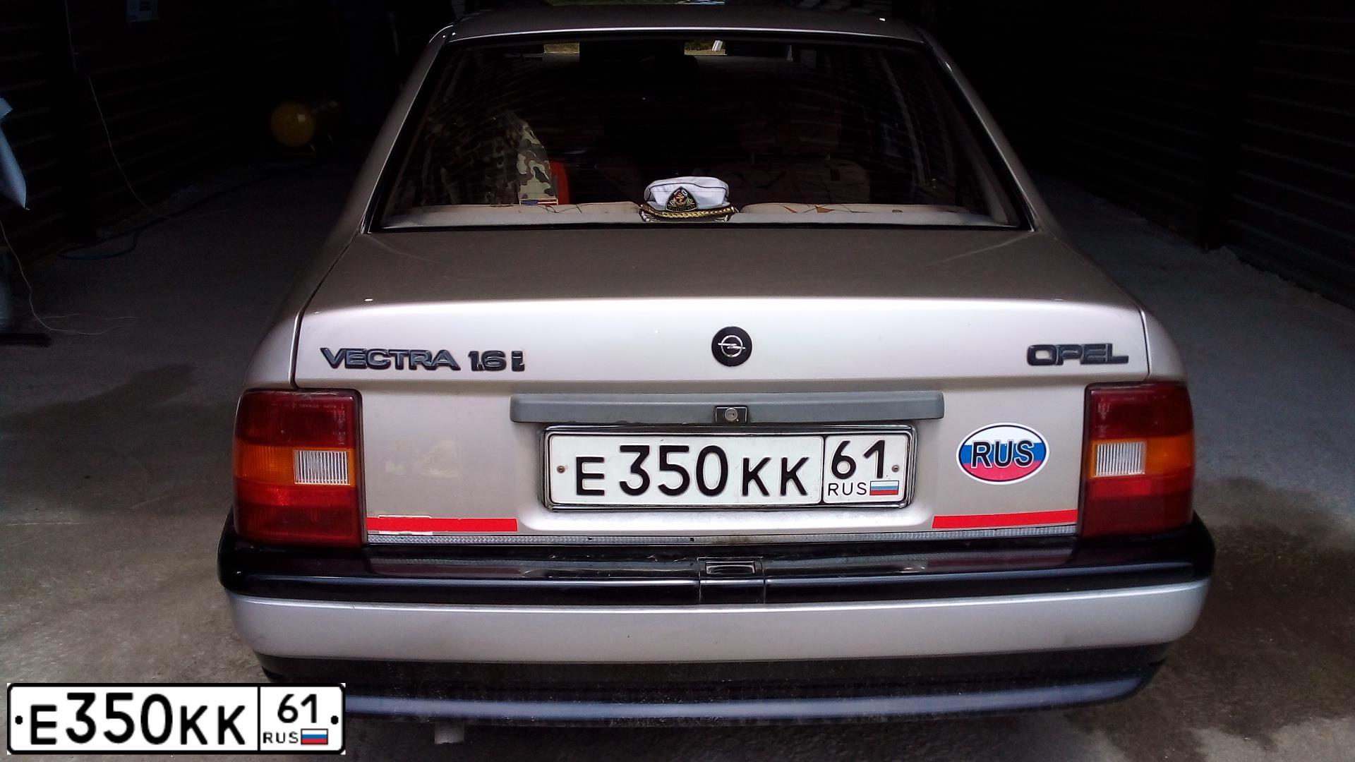 Фото автомобиля OPEL VECTRA, 1989 — госномер Е350КК61. Цвет: БЕЛЫЙ