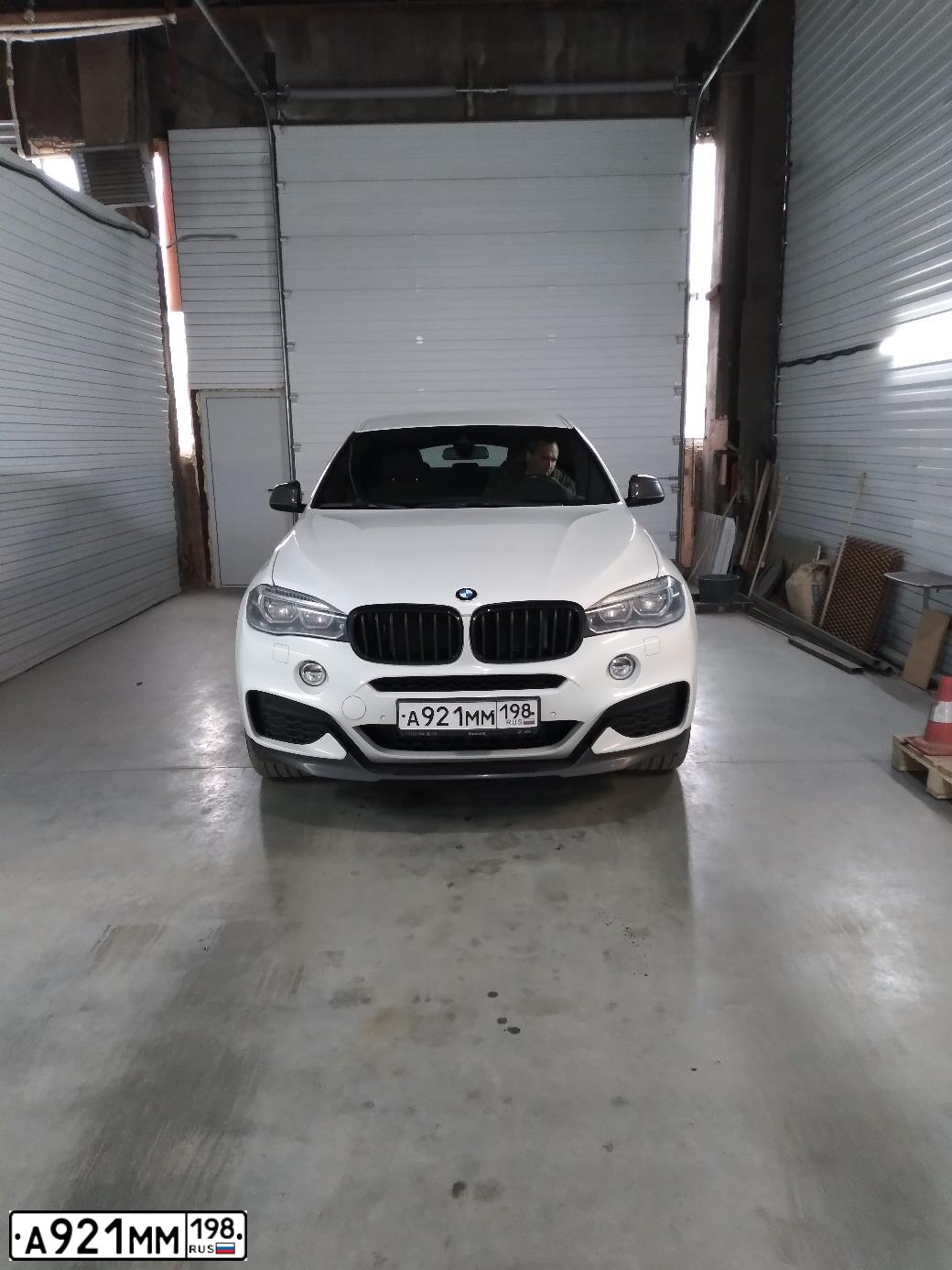 Фото автомобиля БМВ X6 XDRIVE 30D, 2017 — госномер Т267АВ550. Цвет: Белый