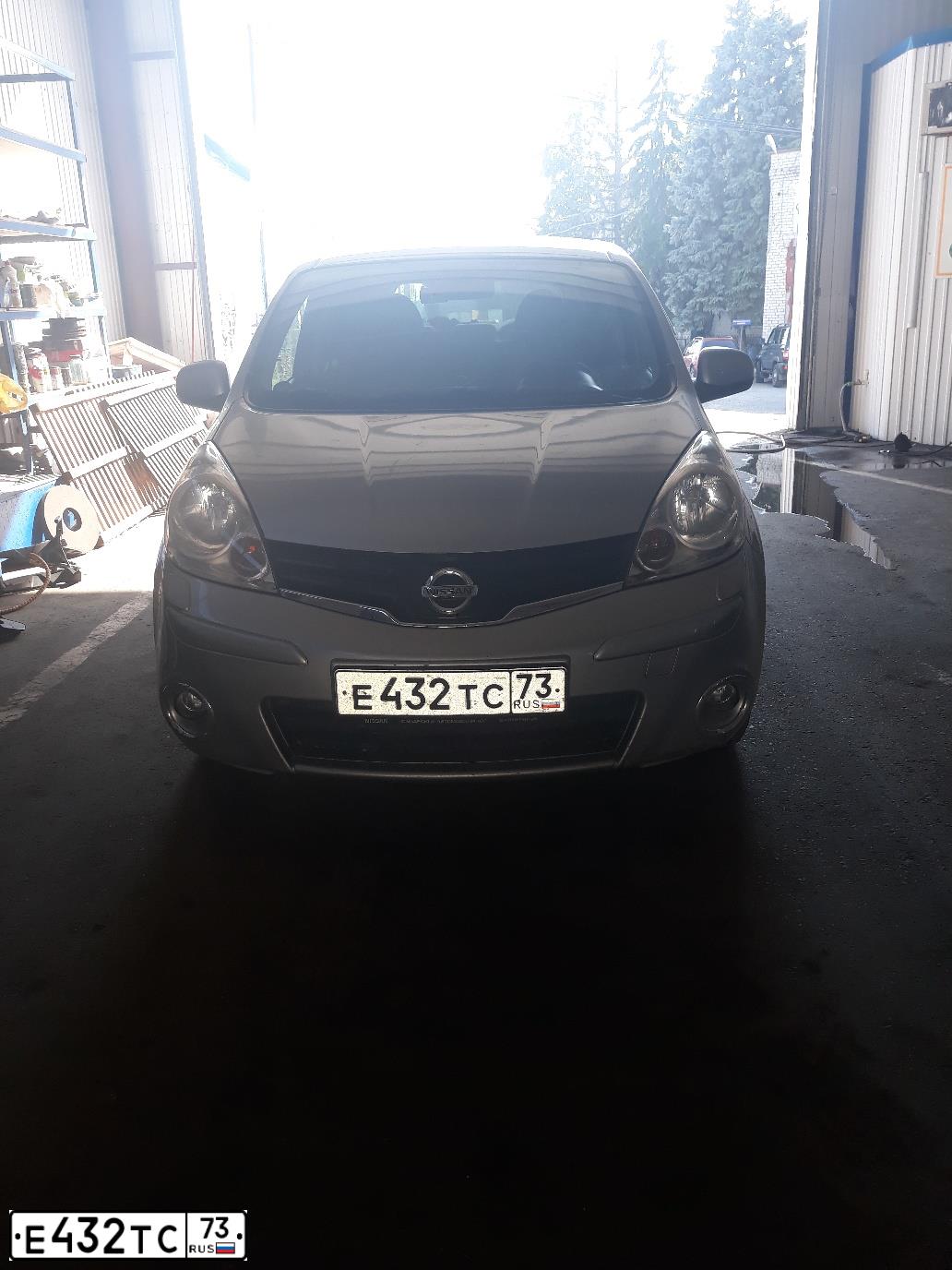 Фото автомобиля NISSAN NOTE, 2013 — госномер Е432ТС73. Цвет: серебристый