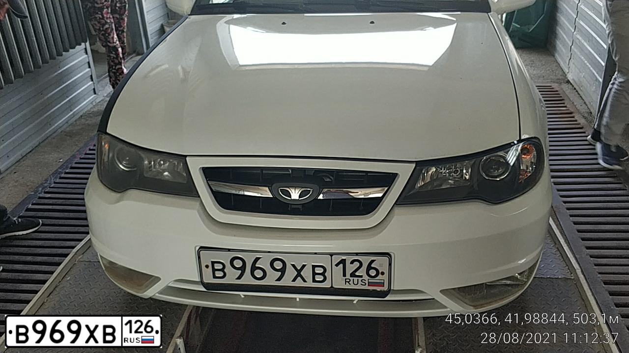 Фото автомобиля DAEWOO NEXIA, 2010 — госномер В969ХВ126. Цвет: БЕЛЫЙ