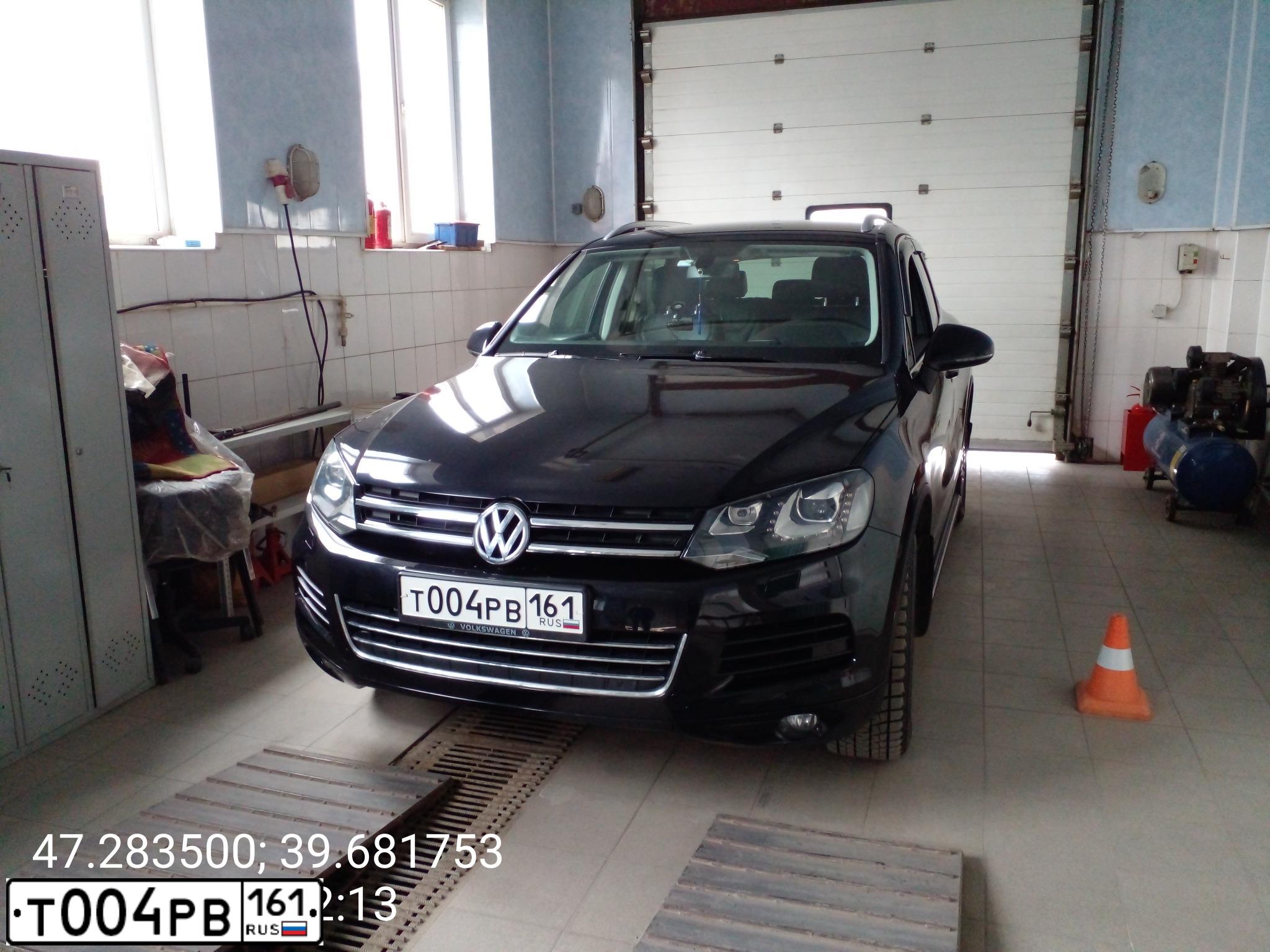 Фото автомобиля VOLKSWAGEN TOUAREG, 2013 — госномер Т004РВ161. Цвет: ЧЕРНЫЙ