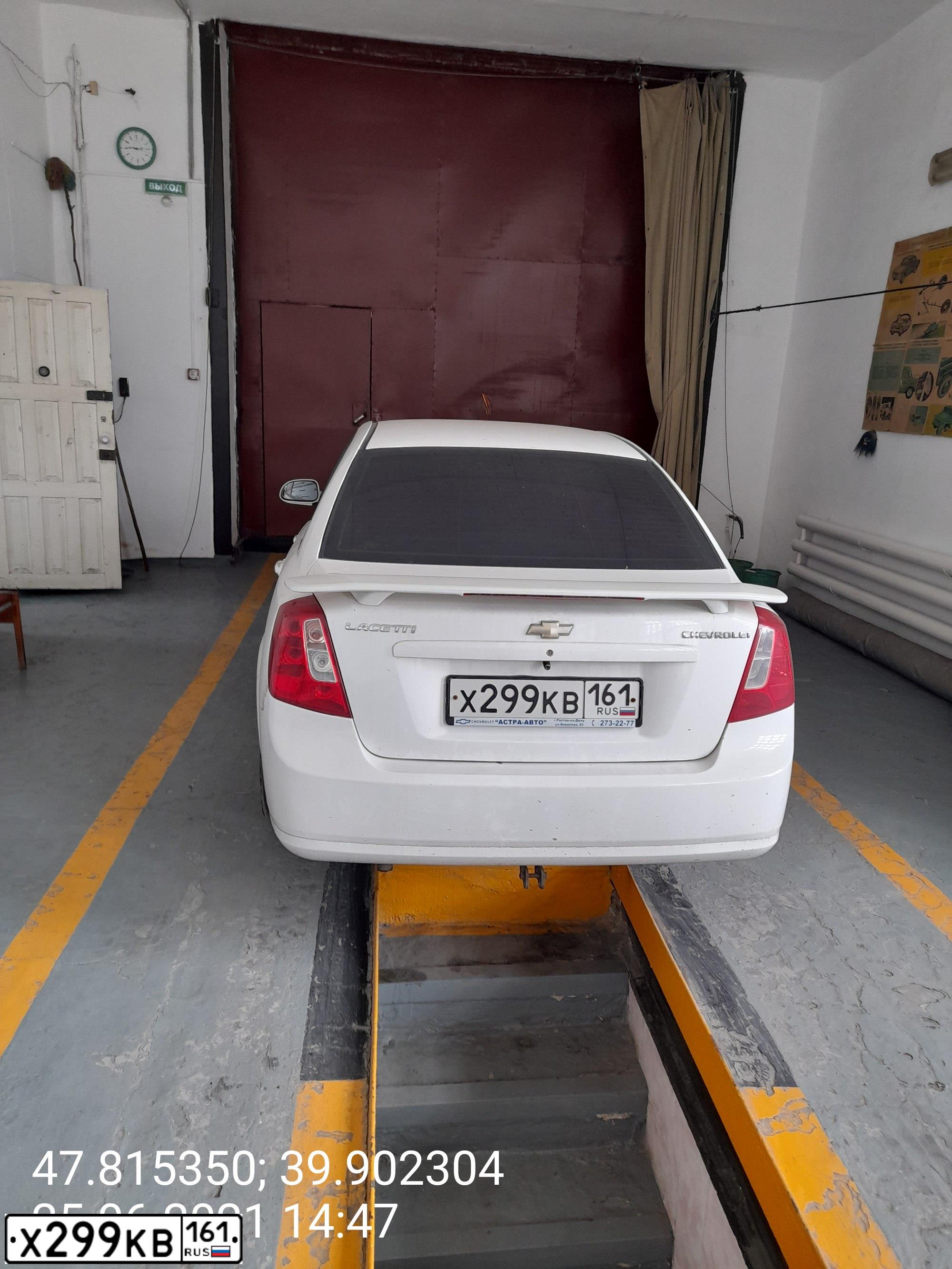 Фото автомобиля CHEVROLET LACETTI, 2009 — госномер Х299КВ161. Цвет: БЕЛЫЙ