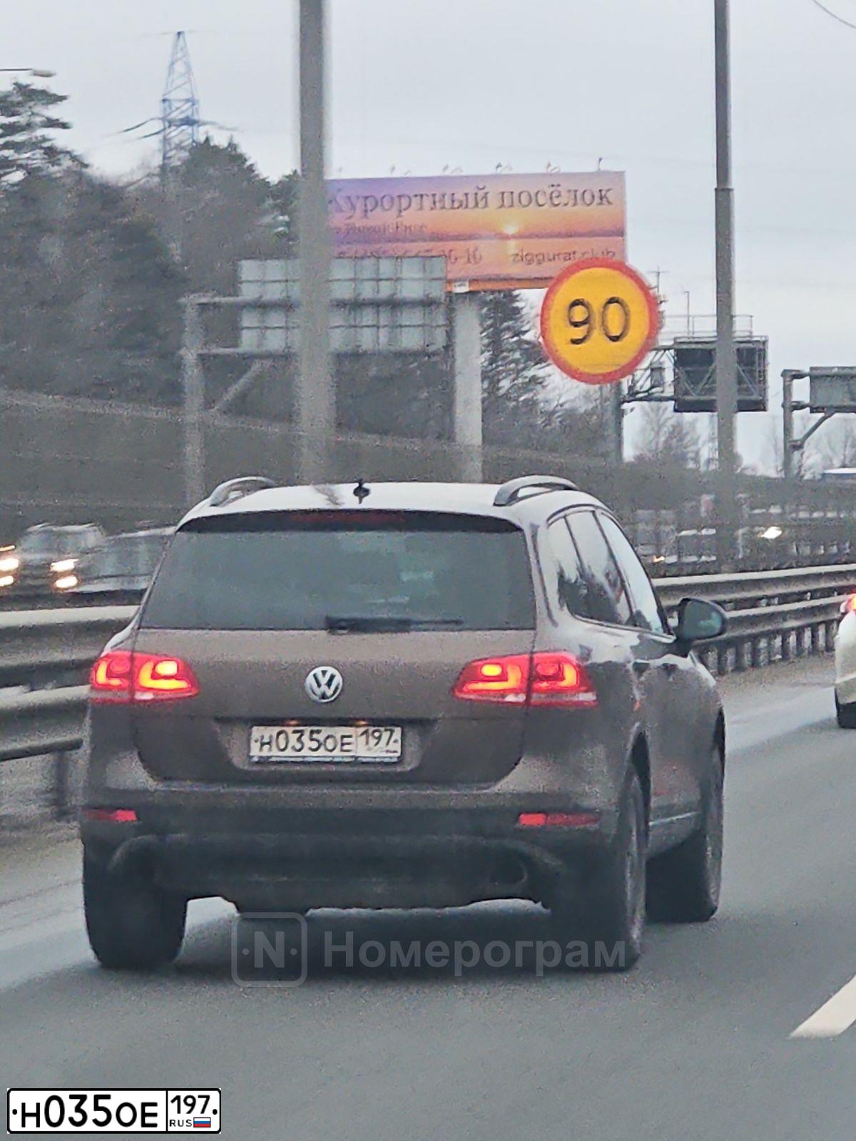 Фото автомобиля VOLKSWAGEN TOUAREG, 2011 — госномер Н035ОЕ197. Цвет: КОРИЧНЕВЫЙ