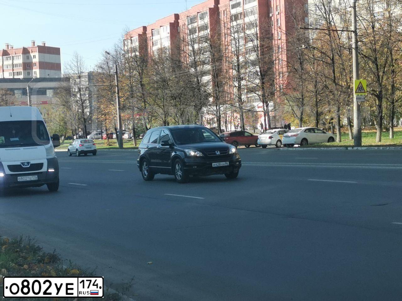 Фото автомобиля KIA STINGER, 2019 — госномер О802УЕ174. Цвет: ЧЕРНЫЙ