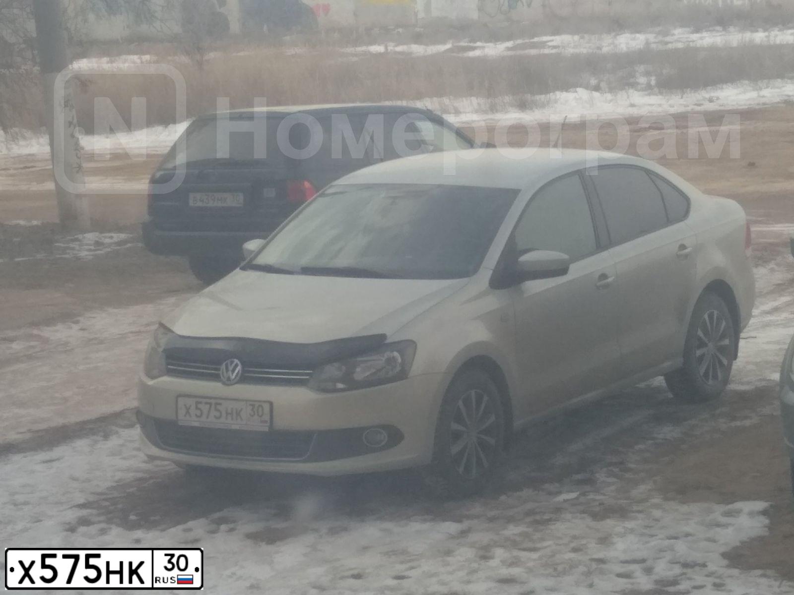 Фото автомобиля VOLKSWAGEN POLO, 2014 — госномер Х575НК30. Цвет: СЕРЕБРИСТО-ЖЕЛТЫЙ