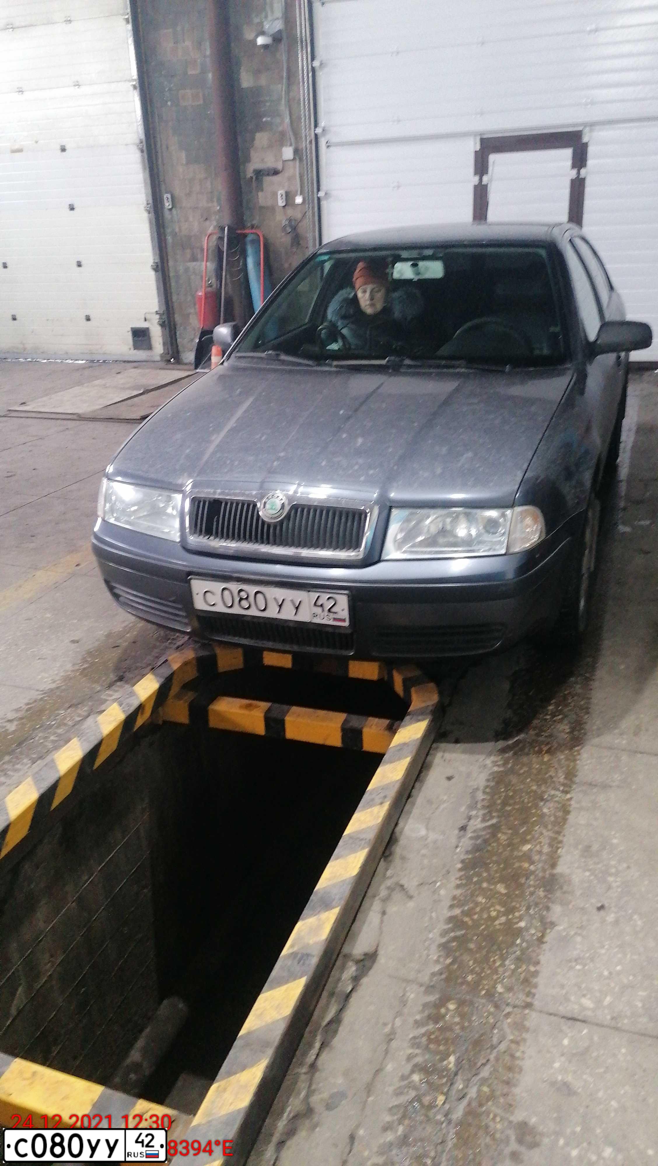 Фото автомобиля SKODA OCTAVIA, 2008 — госномер М520ХО124. Цвет: ТЕМНО СЕРЫЙ