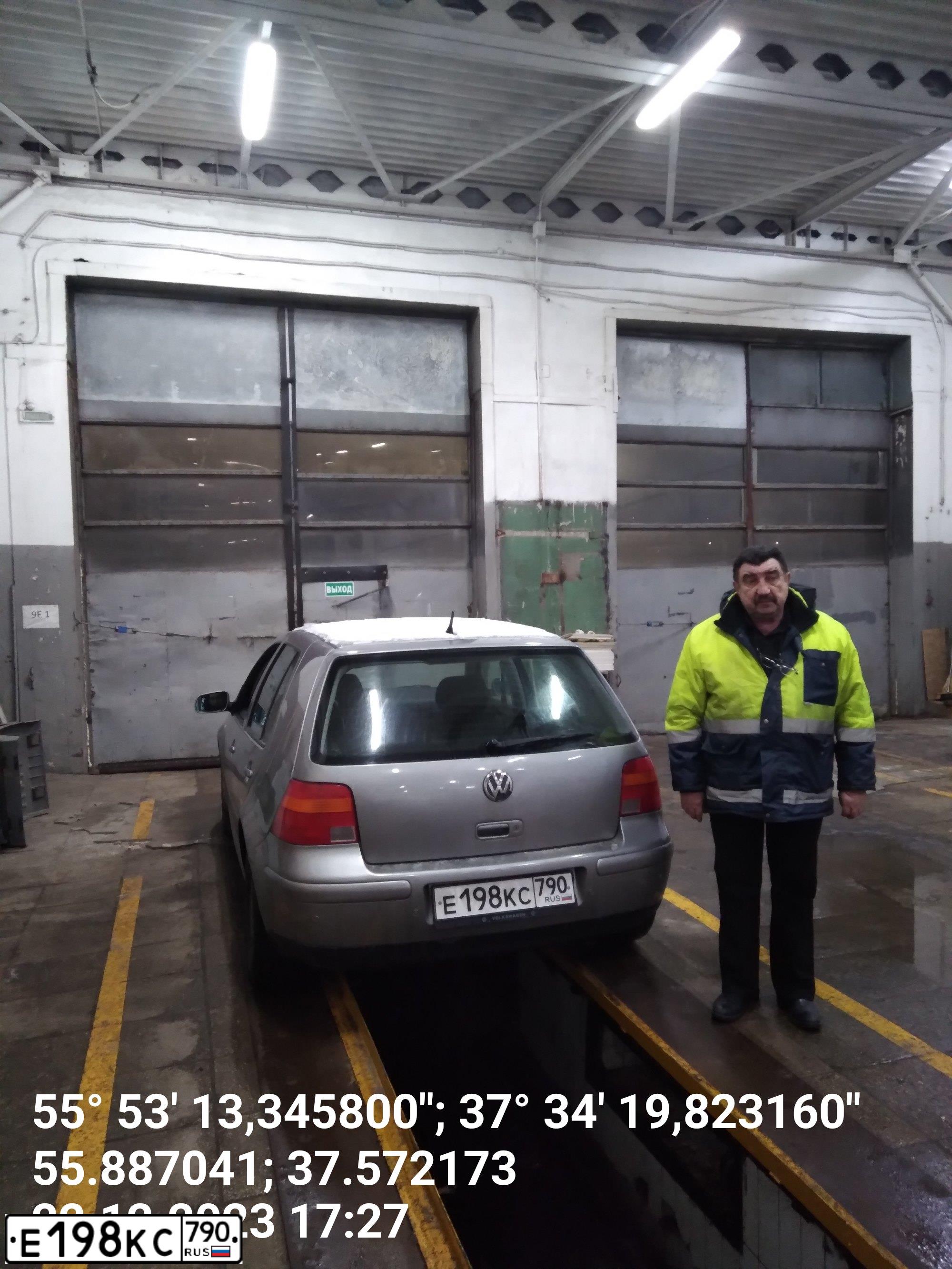 Фото автомобиля VOLKSWAGEN GOLF, 2002 — госномер Е198КС790. Цвет: СЕРЕБРИСТЫЙ БЕЛЫЙ