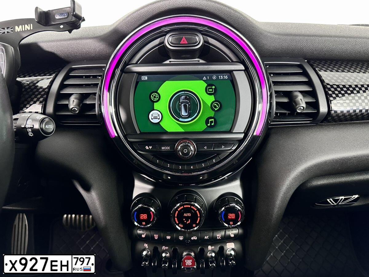 Фото автомобиля MINI MINI, 2019 — госномер У261СТ797. Цвет: ЯРКО-ГОЛУБОЙ