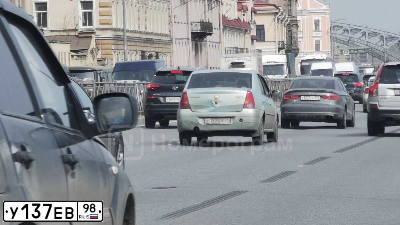 Фото автомобиля LADA 2105, 2007 — госномер У137ЕВ98. Цвет: ЯРКО-БЕЛЫЙ