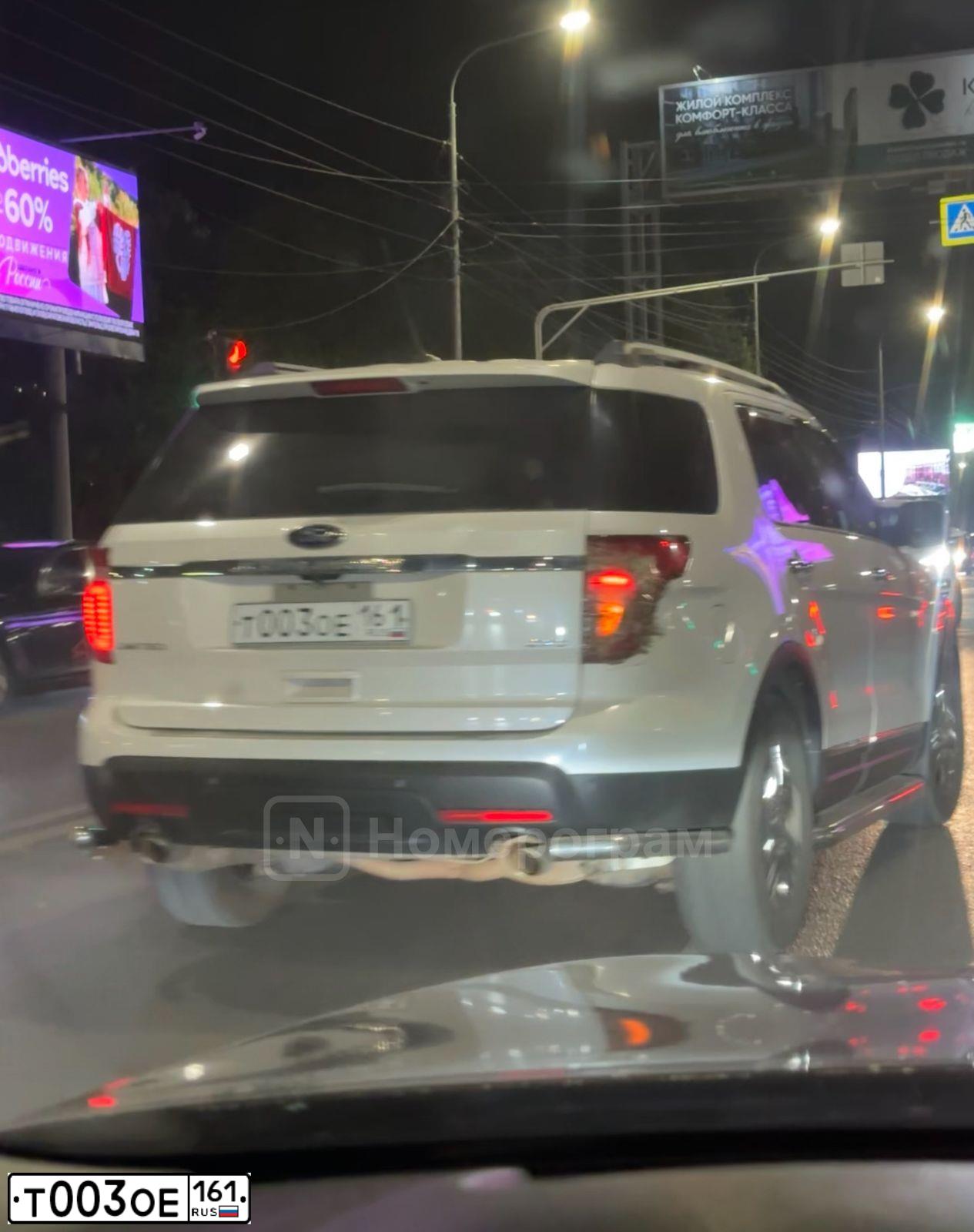 Фото автомобиля FORD EXPLORER, 2012 — госномер Т003ОЕ161. Цвет: ПЛАТИНОВО-БЕЛЫЙ