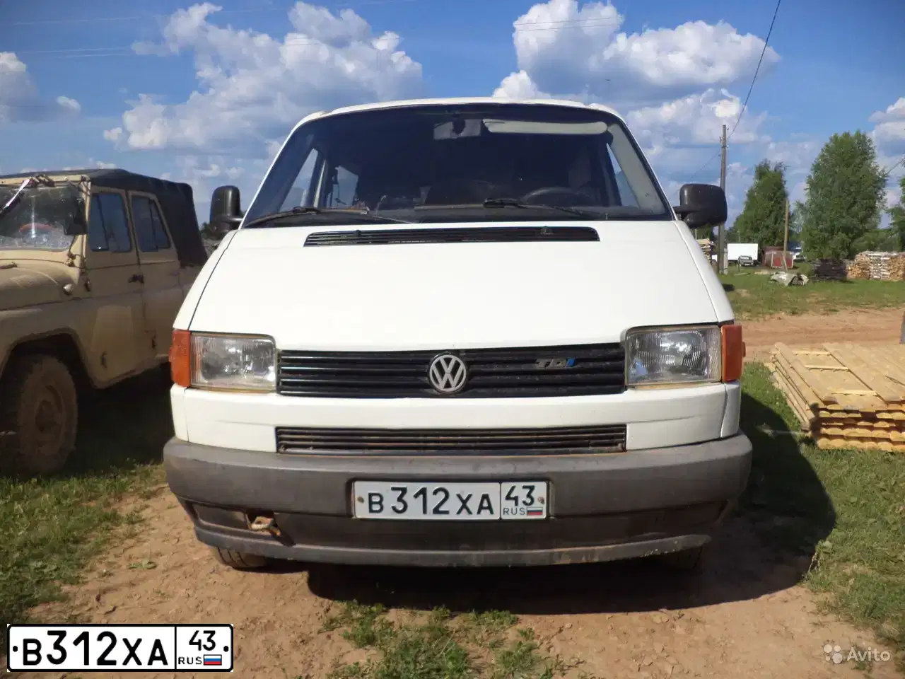Фото автомобиля VOLKSWAGEN TRANSPORTER, 1995 — госномер В312ХА43. Цвет: СНЕЖНАЯ КОРОЛЕВА
