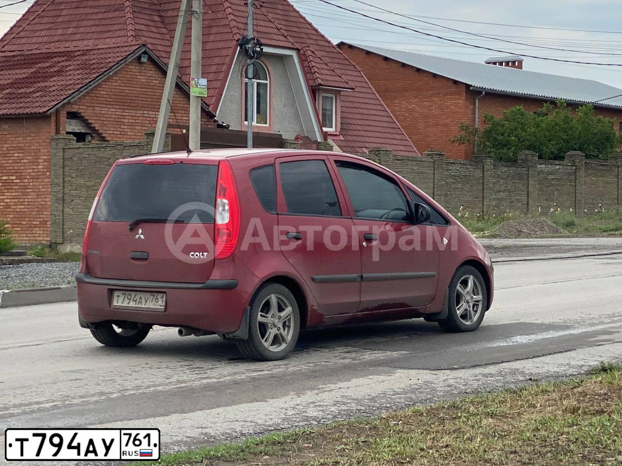 Фото автомобиля MITSUBISHI COLT, 2008 — госномер Т794АУ761. Цвет: Красный