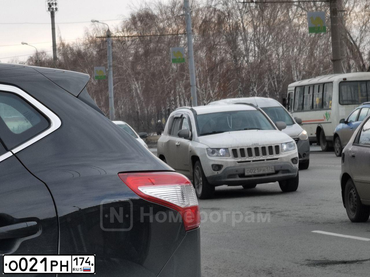 Фото автомобиля JEEP COMPASS, 2012 — госномер О021РН174. Цвет: Белый