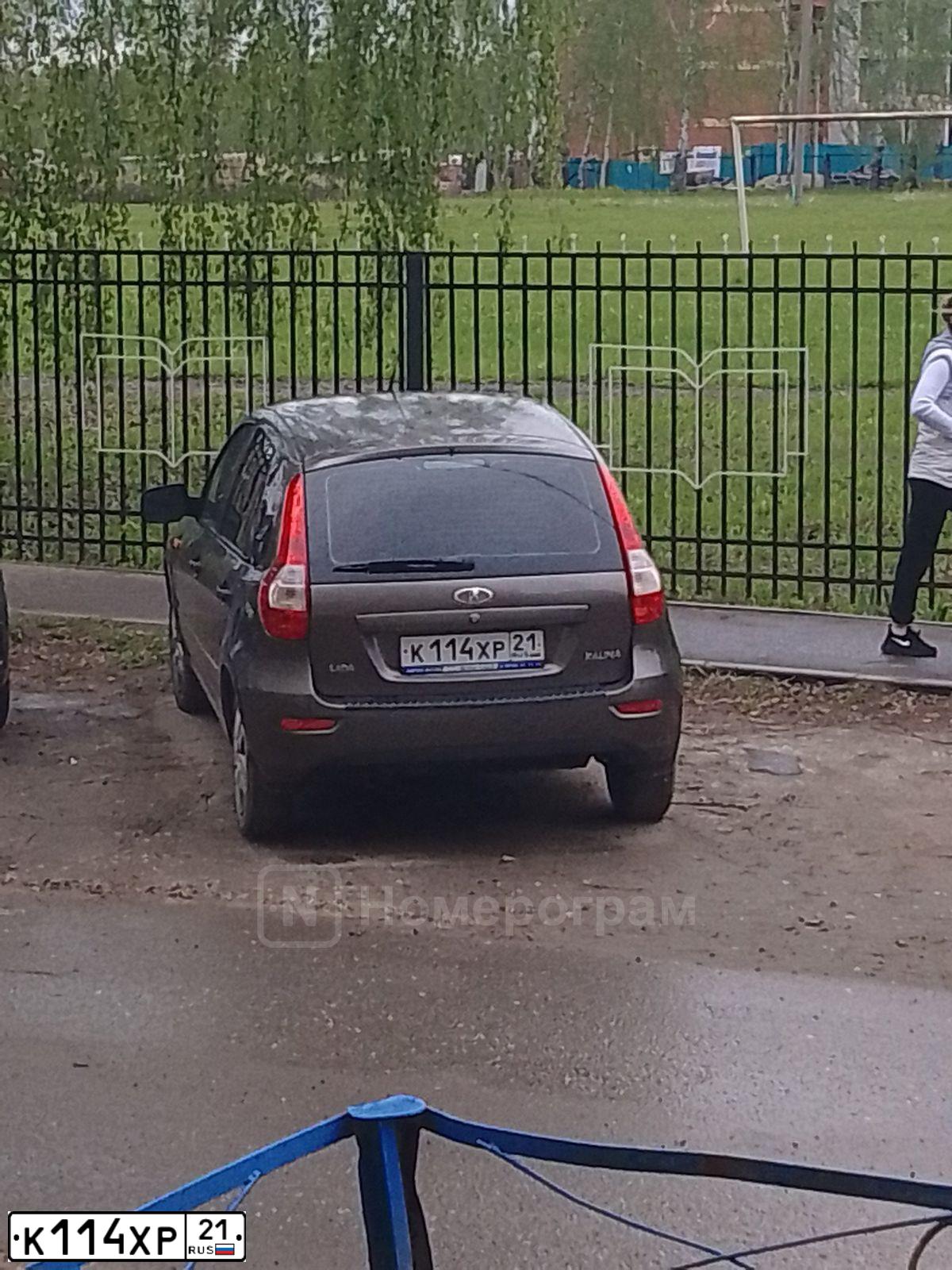 Фото автомобиля LADA 2192 KALINA, 2014 — госномер К114ХР21. Цвет: Золотисто-коричневый