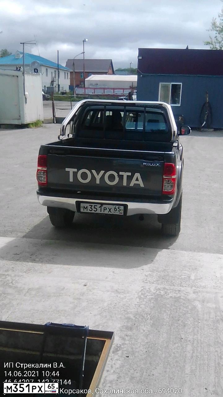 Фото автомобиля TOYOTA HILUX, 2012 — госномер М351РХ65. Цвет: СЕРЫЙ