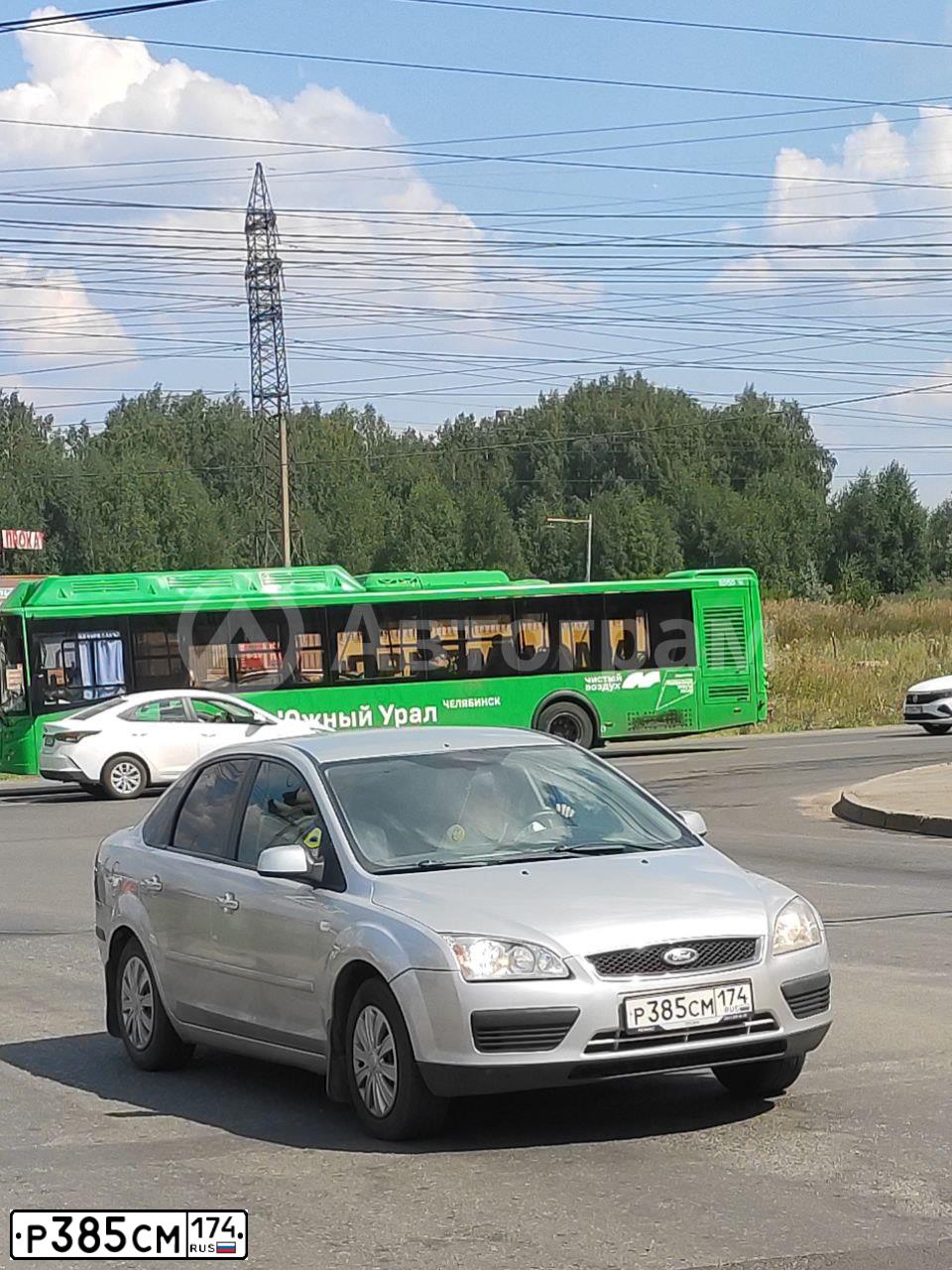 Фото автомобиля FORD FOCUS, 2007 — госномер Р385СМ174. Цвет: серебристый