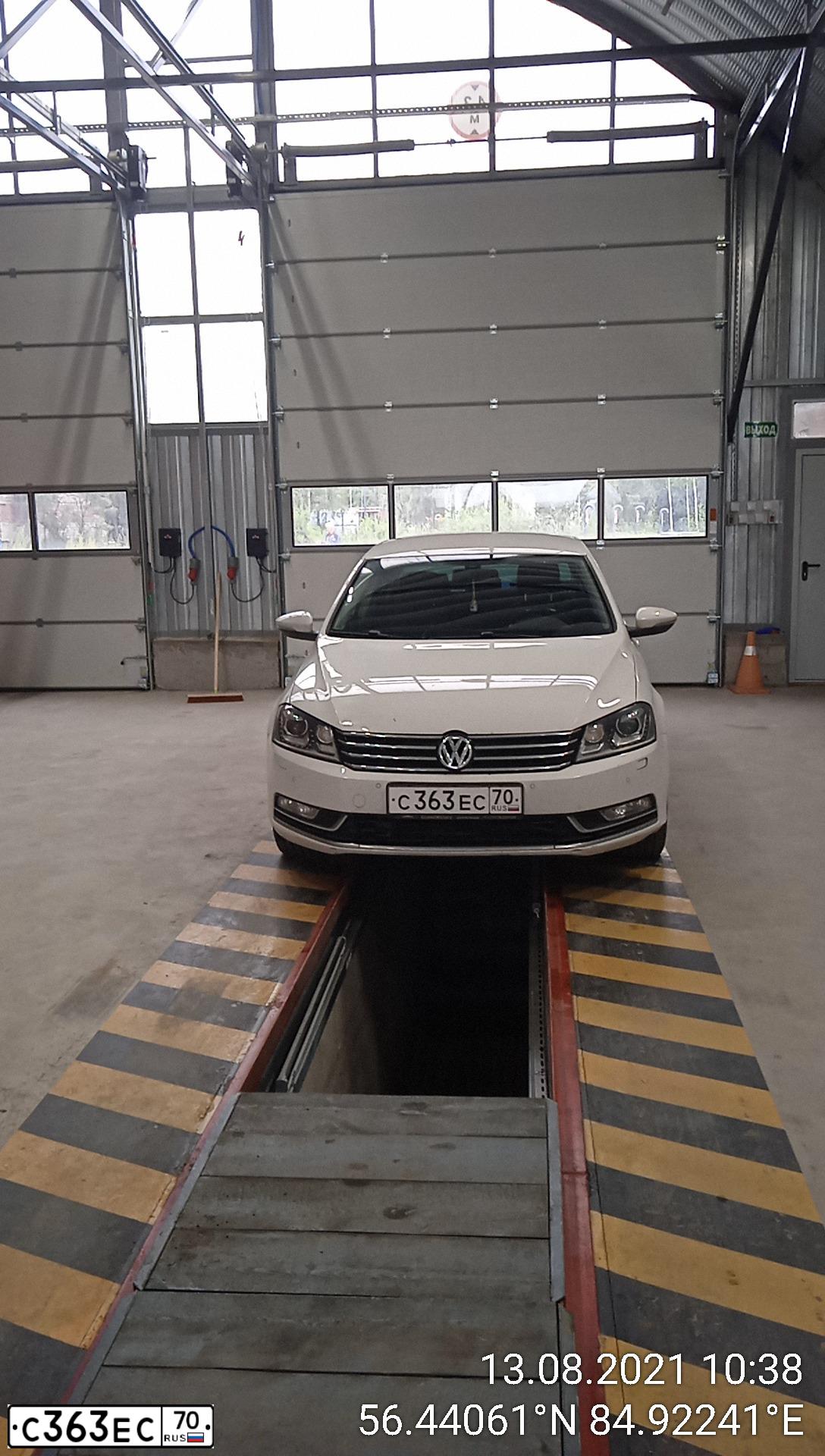 Фото автомобиля VOLKSWAGEN PASSAT, 2012 — госномер С363ЕС70. Цвет: БЕЛЫЙ
