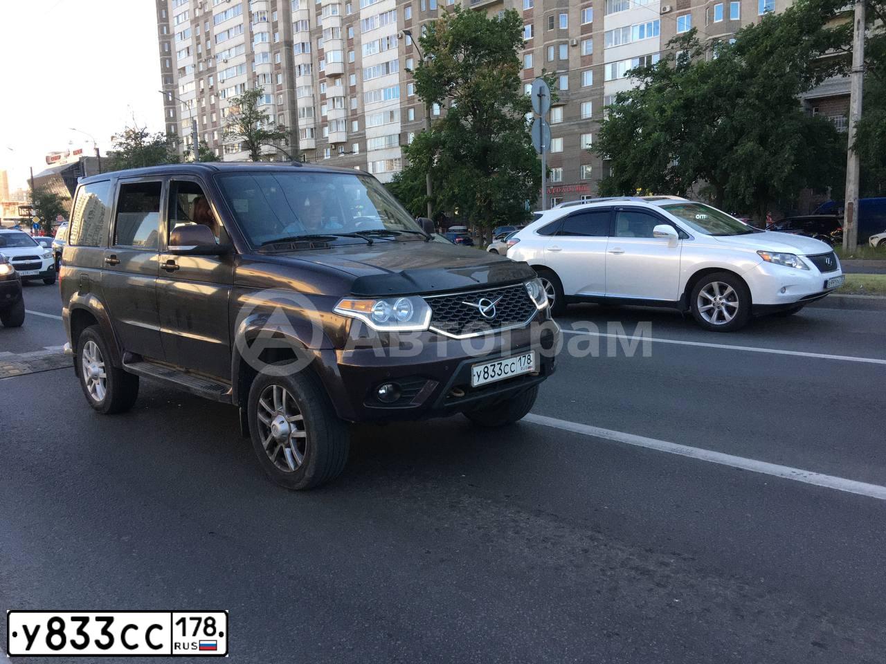 Фото автомобиля UAZ 3163 PATRIOT, 2016 — госномер У833СС178. Цвет: КОРИЧНЕВЫЙ МЕТАЛЛИК