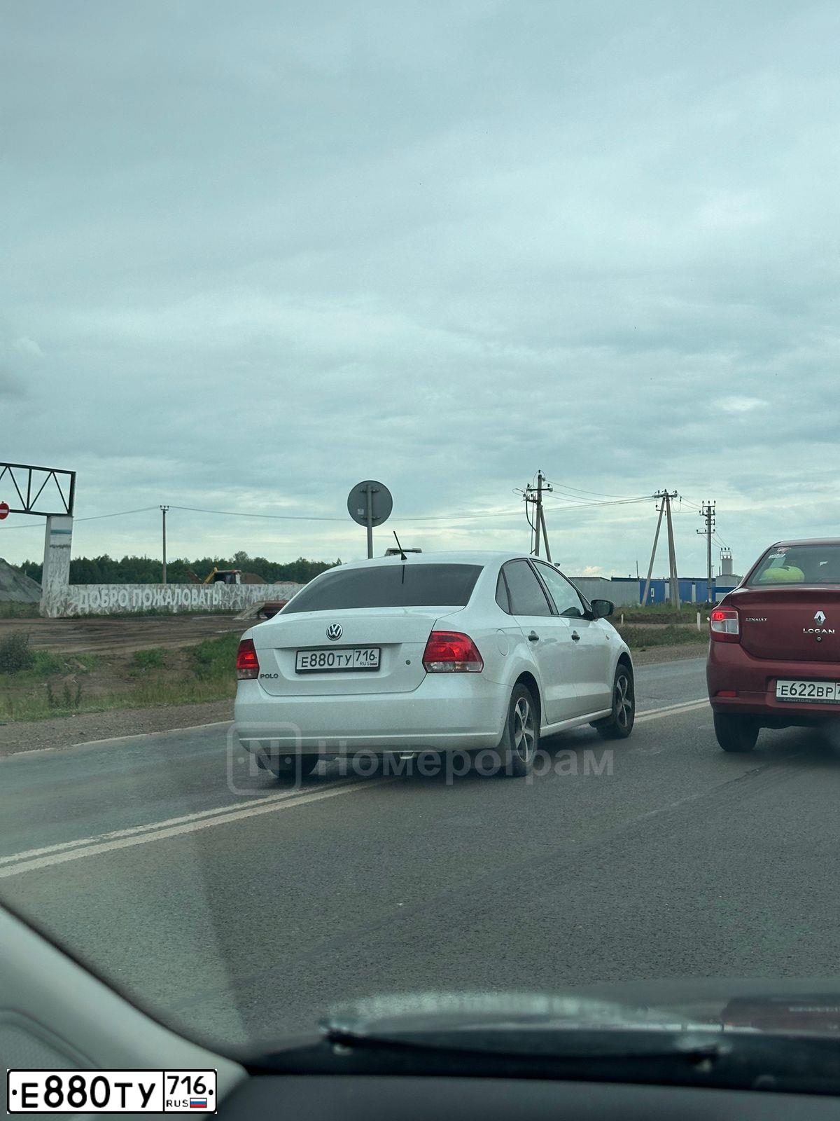 Фото автомобиля VOLKSWAGEN POLO, 2015 — госномер Е880ТУ716. Цвет: Белый