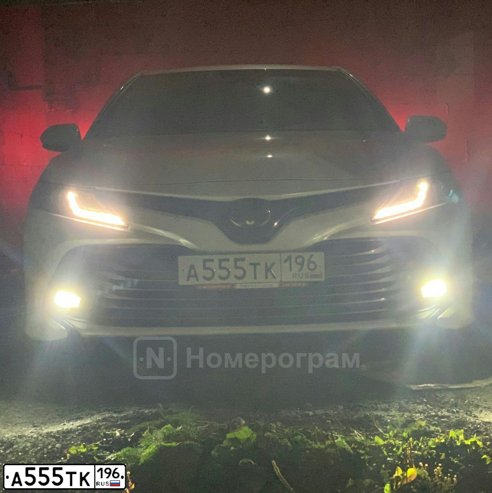 Фото автомобиля TOYOTA CAMRY, 2013 — госномер А555ТК196. Цвет: ПЕРЛАМУТРОВО-БЕЛЫЙ