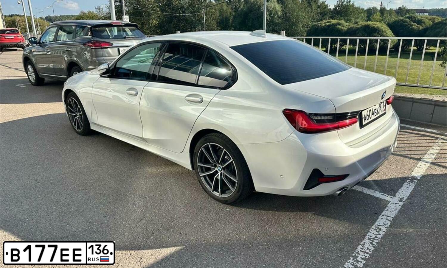 Фото автомобиля BMW SERIE 3, 2020 — госномер Н010АК126. Цвет: Белый