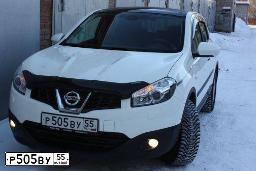 Фото автомобиля NISSAN QASHQAI, 2010 — госномер С555РХ55. Цвет: Белый