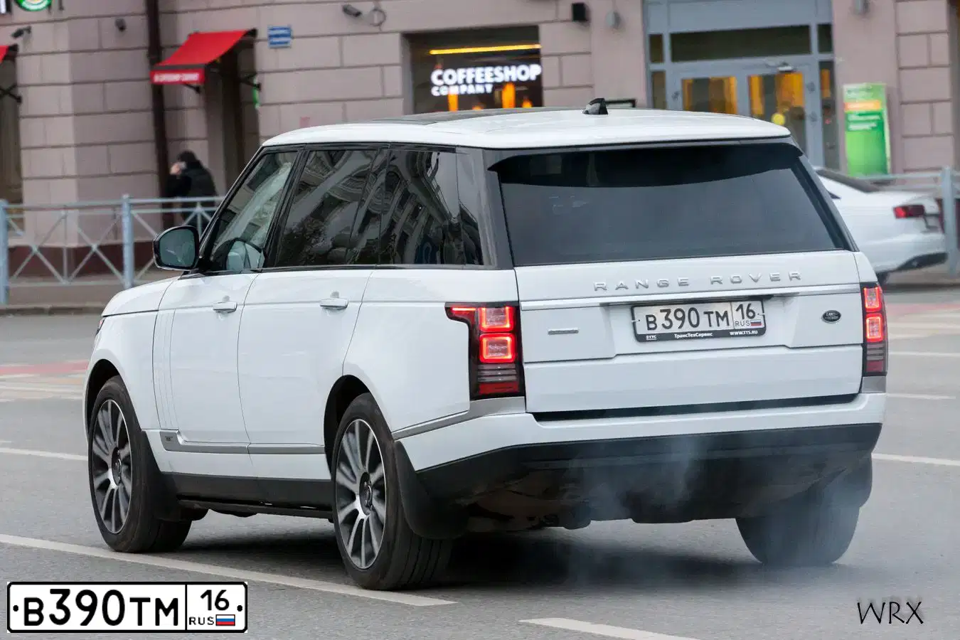 Фото автомобиля LAND ROVER RANGE ROVER, 2017 — госномер М733ВМ716. Цвет: Белый